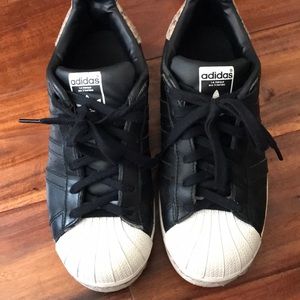 Women’s size 7 Adidas superstars